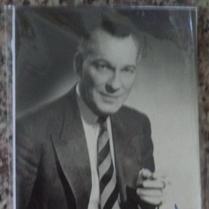 BRUCE SETON (1909 – 1969) Autogramm, handsigniert auf Fotokarton, wurde in League of Gentlemen/Dr. Syn, Alias die Vogelscheuche