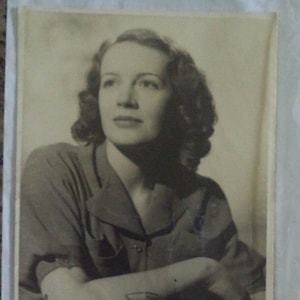 PHYLLIS CALVERT (1915 – 2002) Autograph, hand signed photo