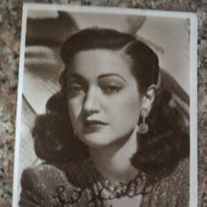 DOROTHY LAMOUR (1914 – 1996) Autogramm, handsigniert auf einer Vintage Foto Karte