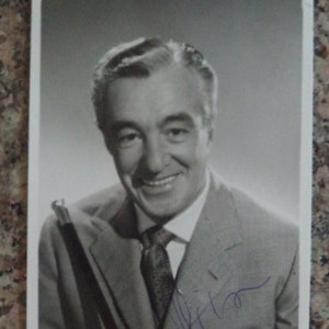 VITTORIO DE SICA (1901 – 1974) Autogramm, handsigniert auf einer Vintage Fotokarte Schauspieler/Regisseur