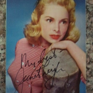 JANET LEIGH (1927 – 2004), firmada a mano en una tarjeta fotográfica a color publicada por Universal Studios. Actriz de PSYCHO.
