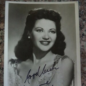 YVONNE DE CARLO (1922 – 2007) Autogramm, handsigniert auf Fotopostkarte