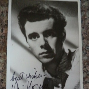 DIRK BOGARDE (1921 – 1999) Autogramm, handsigniert auf einer Vintage Fotokarte