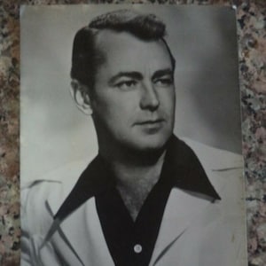 ALAN LADD (1913 – 1964) Autogramm, handsigniert auf PARAMOUNT Fotokarton