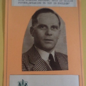 Può includere: Una fotografia in bianco e nero di un uomo in abito, con una firma sotto. La firma recita "Yours very sincerely,  illie-Tolher,  Jan. 1930".