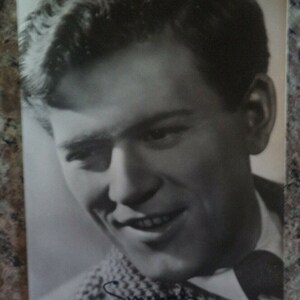GORDON JACKSON (1923 – 1990) Autogramm, handsigniert auf Fotokarton