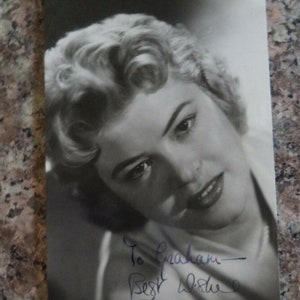 SHANI WALLIS Autogramm, handsigniert auf einer frühen Karriere Fotokarte, war in ""Oliver"" (1968)"