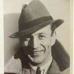 JOHN STUART (1898 – 1979) Autogramm, handsigniert auf Foto Postkarte, war in 3 Hitchcock Filmen zu sehen