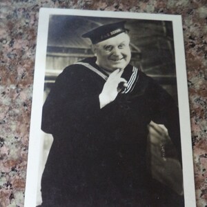 Envoi autographe à DAVY BURNABY (1881 - 1949), signé à la main sur une carte photo vintage. Il a conçu « Les co-optimistes »