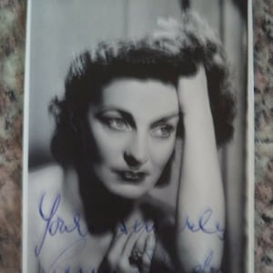 SONIA DRESDEL (1909 - 1976) Autogramm, handsigniert auf einer kleinen Fotokarte und einem Vintage-Theaterprogramm zu dem Stück „This Was A Woman“