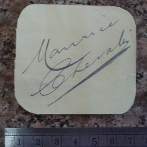 MAURICE CHEVALIER (1888 – 1972) Autogramm, handsignierte Seite, mit einer alten Werbefoto Karte und einem Schauprogramm