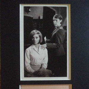 LOTTE LENYA (1898 - 1981) Autogramm im Passepartout, handsigniert mit Tinte auf Albumseite BOND-Film ""Aus Russland mit Liebe""