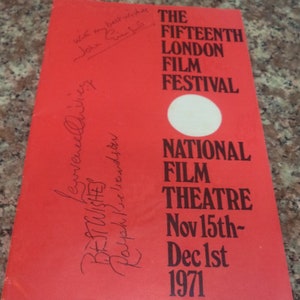 Könnte beinhalten: Ein rotes Programm für das 15. Londoner Filmfestival, das vom 15. November bis zum 1. Dezember 1971 im National Film Theatre stattfand.
