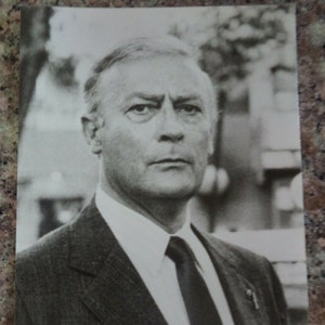 EDWARD WOODWARD (1930 – 2009) Autogramm, handsigniert mit Tinte auf Photokarton