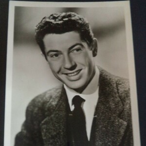 FARLEY GRANGER (1925 – 2011) handtekening, handgesigneerde fotokaart + "Strangers On A Train" (1951) Alfred Hitchcock vintage handelsadvertentie