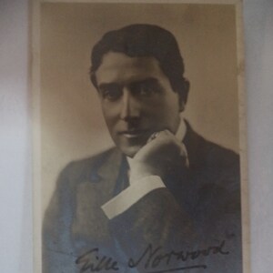 EILLE NORWOOD (1861 – 1948) Autogramm, handsigniert auf einer Foto-Postkarte 1920er Jahre Sherlock Holmes
