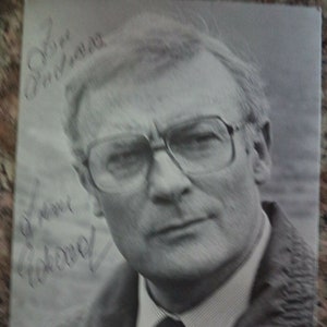 EDWARD WOODWARD (1930 – 2009) Autogramm, handsigniert auf Fotokarton