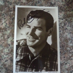 ROD CAMERON (1910 – 1983) Autogramm, handsigniert auf einer PICTUREGOER Fotopostkarte #W 692
