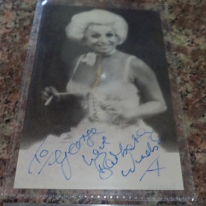 BARBARA WINDSOR (1937 – 2020) Autogramm, handsigniert auf Fotokarton, Carry On / Eastenders Star