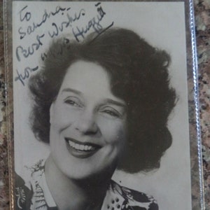 KATHLEEN HARRISON (1892 – 1995) handtekening, handgeschreven fotokaart "Mrs Huggett"