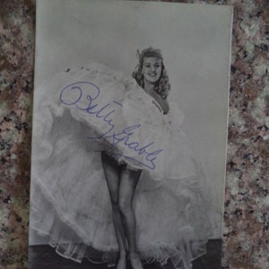 BETTY GRABLE (1916 – 1973) Autógrafo, cartão fotográfico assinado à mão
