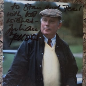JULIAN FELLOWES Autogramm, handsignierte Fotokarte Gosford Park/Downton Abtei/Monarch of the Glen