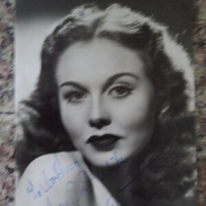 HAZEL COURT (1926 – 2008) Autogramm, handsigniert auf Fotokarton 1950er/60er Jahre HORROR-Filme