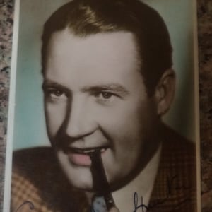 IAN HUNTER (1900 – 1975) Handtekening, met de hand ondertekend op een ansichtkaart, was Dr. Watson in "The Sign of Four Sherlock Holmes Greatest Case"