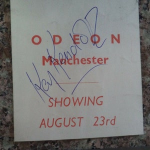 KAY KENDALL (1927 – 1959) Autogramm, handsigniert auf kleiner 1950's ODEON Manchester Werbefotokarte