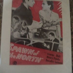 以下が含まれることがあります： ジョージ・ラフト、ヘンリー・フォンダ、ドロシー・ラムール主演の映画「北の産物」のヴィンテージ映画ポスター。ポスターには、映画のシーンで俳優たちの白黒写真が掲載されています。ポスターはドロシー・ラムールによって署名されています。