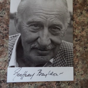 GEOFFREY BAYLDON (1924 – 2017) Autogramm, handsignierte Fotokarte Catweazle/Worzel Gummidge/britische Horrorfilme