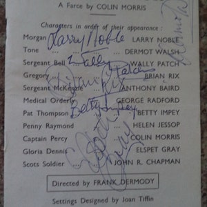 Könnte beinhalten: Ein schwarz-weißes Programmheft für das Stück "Reluctant Heroes", eine Farce von Colin Morris. Das Programmheft listet die Besetzung und die Crew auf, darunter der Regisseur Frank Dermody und die Bühnenbildnerin Joan Tiffin. Die Darsteller haben ihre Namen in blauer Tinte unterschrieben.