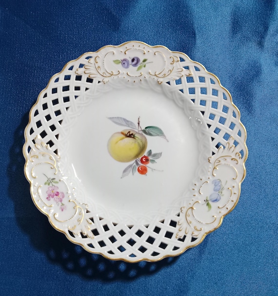 MEISSEN (1852-1870) Small Reticulated Plate Decorated With Fruit