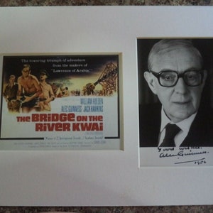 ALEC GUINNESS (1914 – 2000) Autograph Mounted Display, handgesigneerde fotokaart 1986, bevond zich in 'The Bridge on the River Kwai'