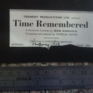 Op de afbeelding: Een zwart-wit gedrukte kaart voor het toneelstuk "Time Remembered" van Jean Anouilh. De kaart toont de titel van het stuk, de namen van de productie, de vertaler en actrice Mary Ure. Onderaan staat een liniaal.