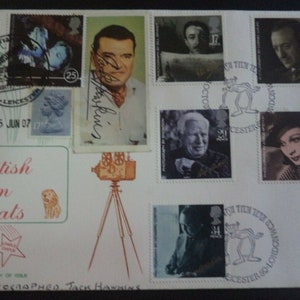ジャック・ホーキンス（1910 - 1973）のヴィンテージの小さな絵カードに書かれたサインが、初日の表紙の前面に貼られています。