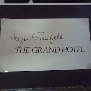 JOYCE GRENFELL (1910 – 1979) Autogramm, handsigniert auf Karte mit einem Foto St Trinian's Stern