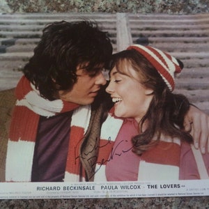 RICHARD BECKINSALE (1947 – 1979) Autografo, firmato a mano su una Lobby Card del Regno Unito 1973 'The Lovers'