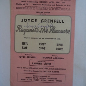 JOYCE GRENFELL (1910 – 1979) Autógrafo, assinado à mão em um folheto de 1955 para 'Joyce Grenfell Requests The Pleasure'