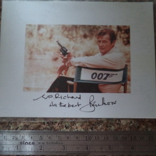 ROGER MOORE (1927 – 2017) Autograph, hand signed on set photo "Live and Let Die" (1973) James Bond 007