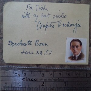 COMPTON MACKENZIE (1883 – 1972) Autógrafo, firmado a mano en la página pequeña del álbum 1952