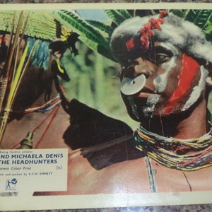 ARMAND & MICHAELA DENIS "Among The Headhunters" (1955) 5 x Engelse lobbykaarten plus vintage handelsadvertentie