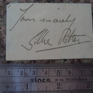 GILLIE POTTER (1887 – 1975) und Ivy Benson Autogramme, handsigniert auf ausgeschnittenen Seiten, auf Karton befestigt