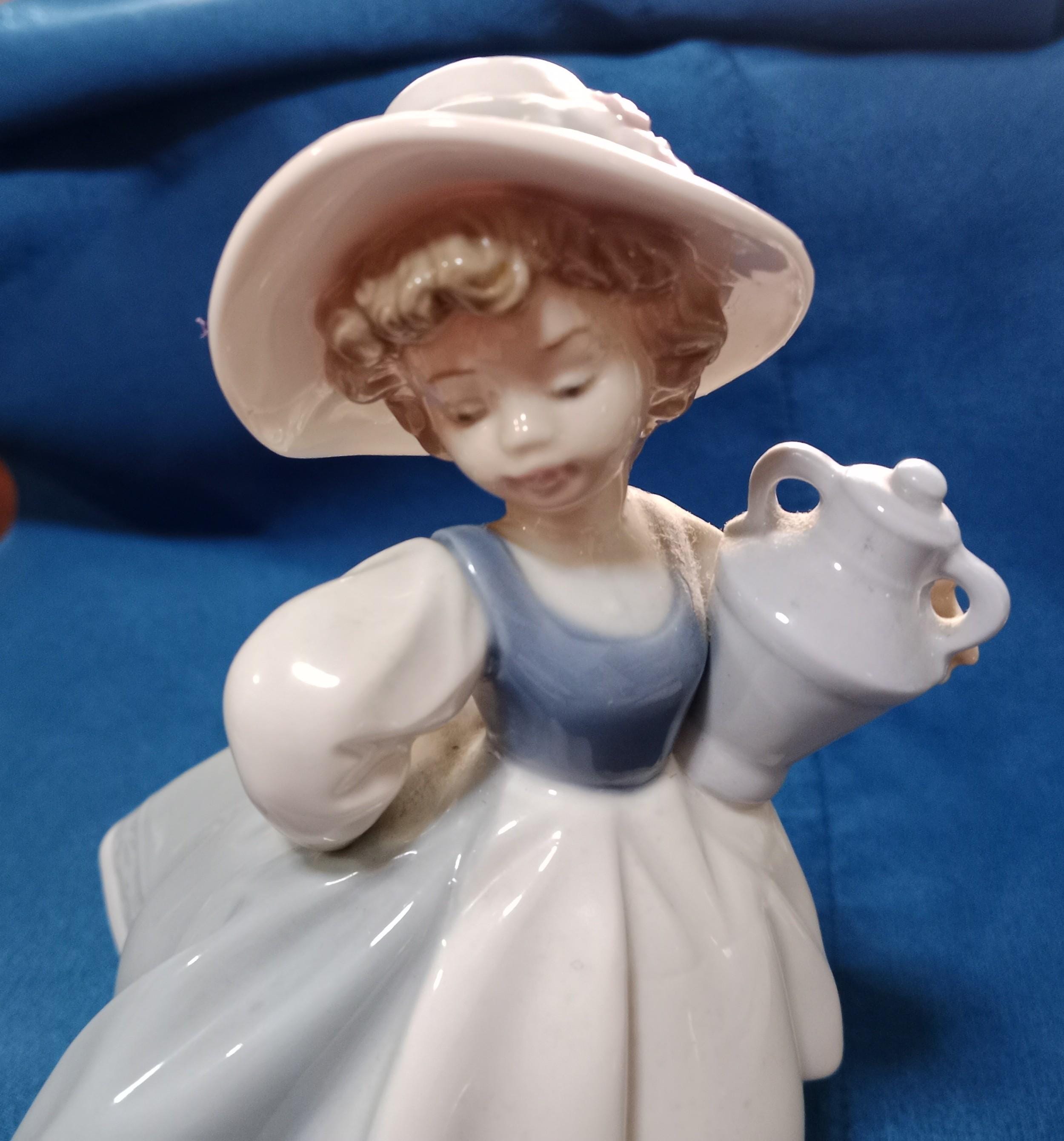 リヤドロ　陶器製女性フィギュア 水差し付き LLADRO リヤドロ 「きれいな花ばかり」5222 フィギュリン 置物