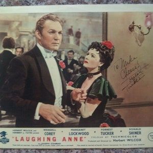 FORREST TUCKER (1920 - 1986) Autogramm, handsigniert auf einer englischen Foyer Card aus dem Filmdrama "Laughing Anne" von 1953