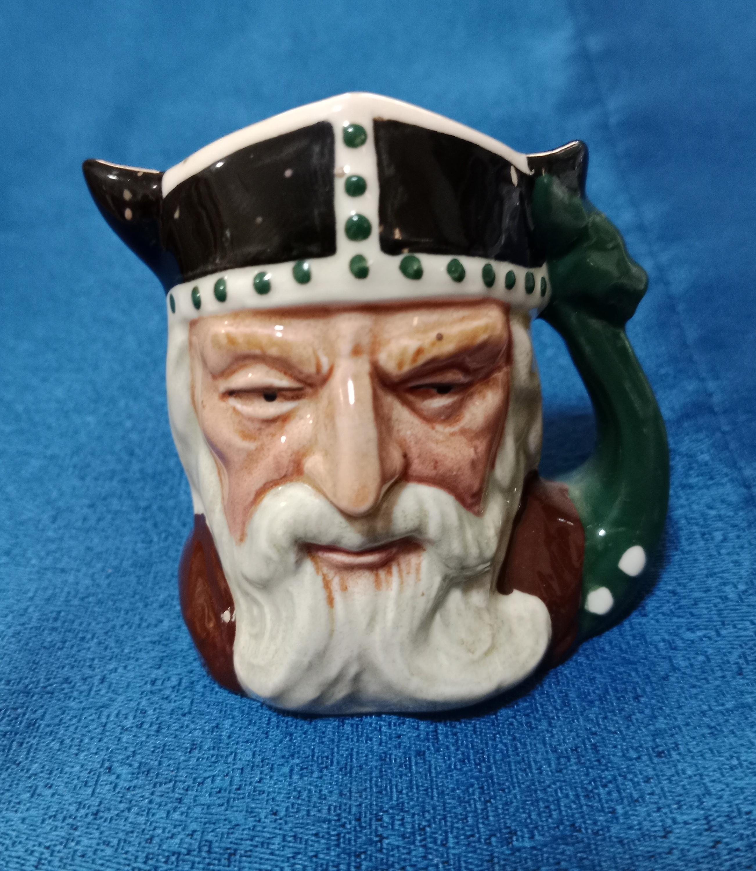 ヴィンテージ ロイヤルドルトンの「old salt」。髭の水夫と人形のジャグ ヴィンテージ ロイヤルドルトンの「old salt」。髭の水夫と人形