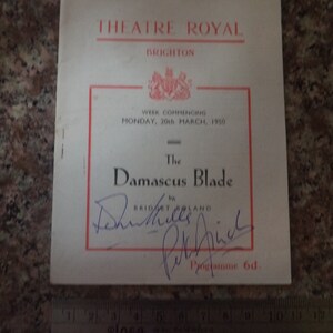 Puede incluir: Un programa blanco para la obra "The Damascus Blade" de Bridget Boland en el Theatre Royal de Brighton, Inglaterra. El programa está fechado el 20 de marzo de 1950 y cuesta 6d. El programa está firmado por la dramaturga y el actor.