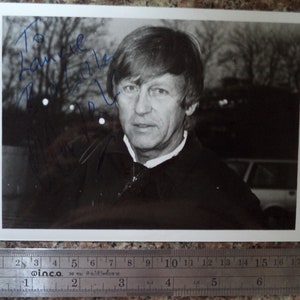 JOHN LEYTON-handtekening, met de hand geschreven op openhartige foto, zanger en acteur "The Great Escape"