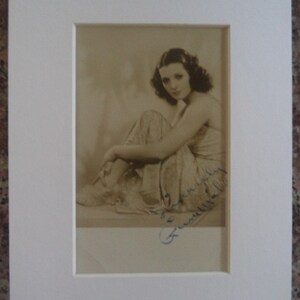 GINA MALO (1909 – 1963) Exibição montada de autógrafos, assinada à mão em um cartão postal fotográfico