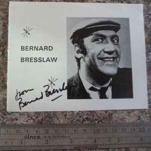 BERNARD BRESSLAW (1934 – 1993) Autograph, hand signed 1971 programme cutting &#39;Carry On&#39; star